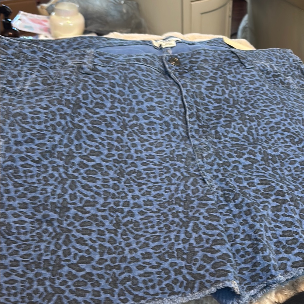 Cato size 22W Blue Leopard Print Shorts